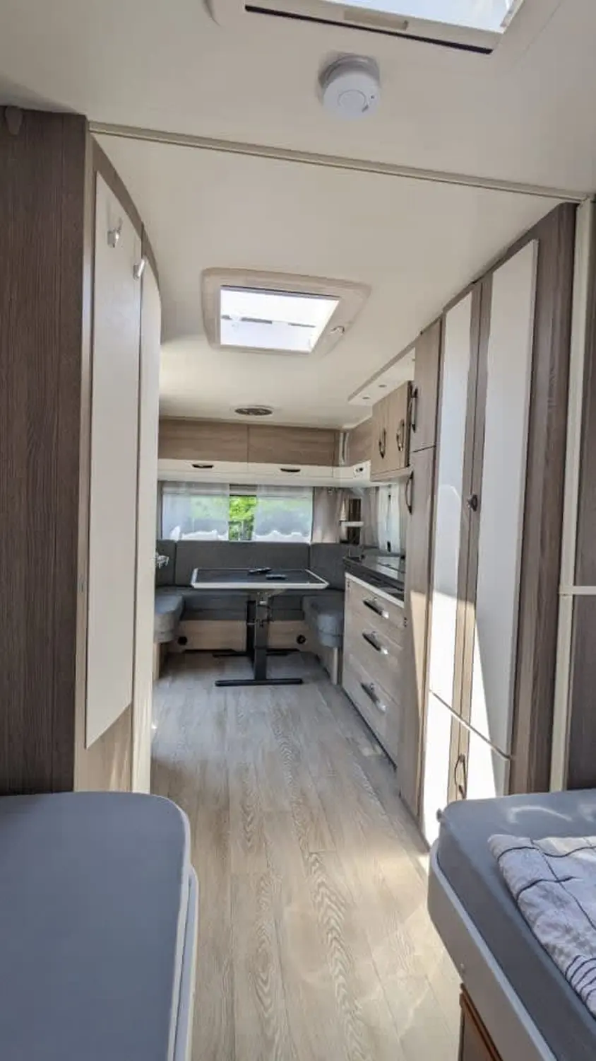 Slitisian Wohnmobilvermietung, Wohnwagen - Hobby Dick, Essbereich