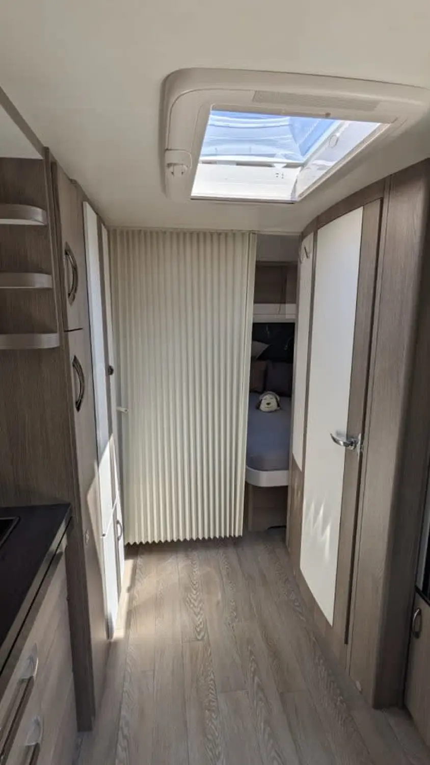 Slitisian Wohnmobilvermietung, Wohnwagen - Hobby Dick, Schlafzimmer