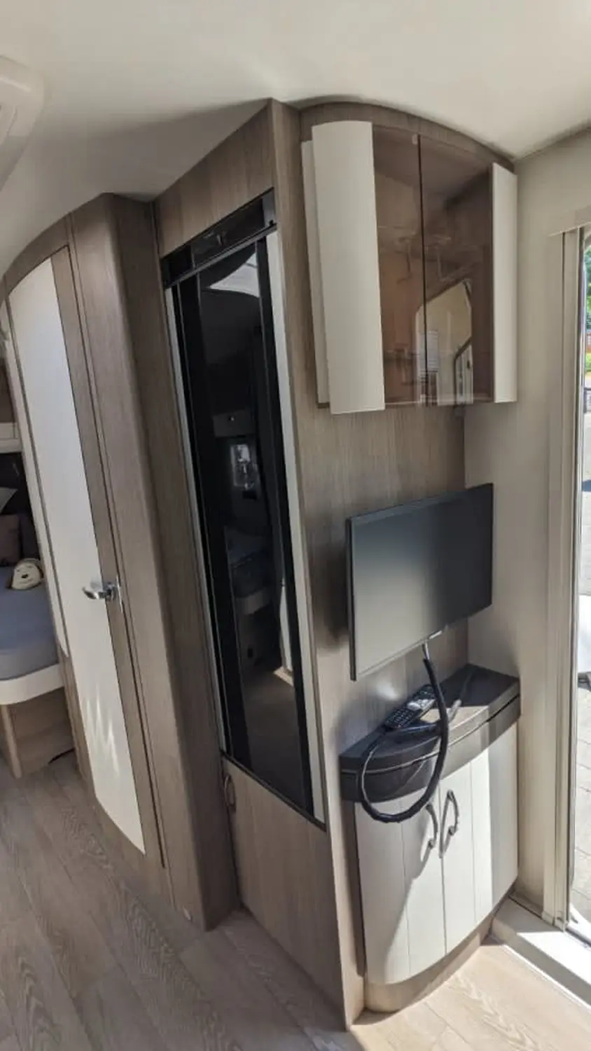 Slitisian Wohnmobilvermietung, Wohnwagen - Hobby Dick, TV